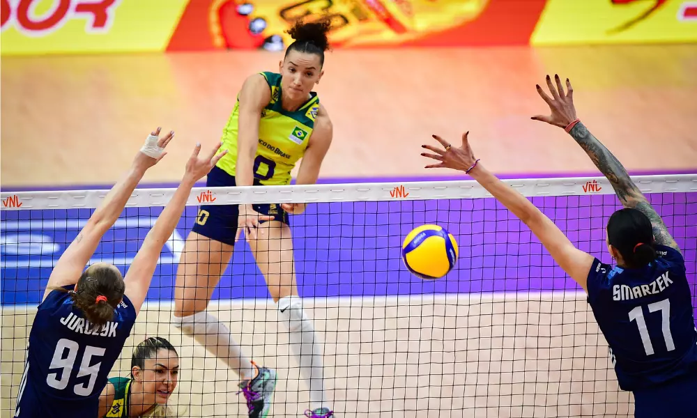 Gabi ataca bola contra bloqueio duplo polonês