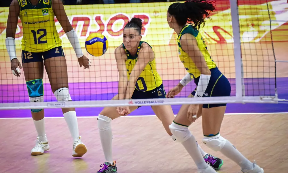 Gabi recebe bola na Liga das Nações de vôlei feminino contra a Tailândia