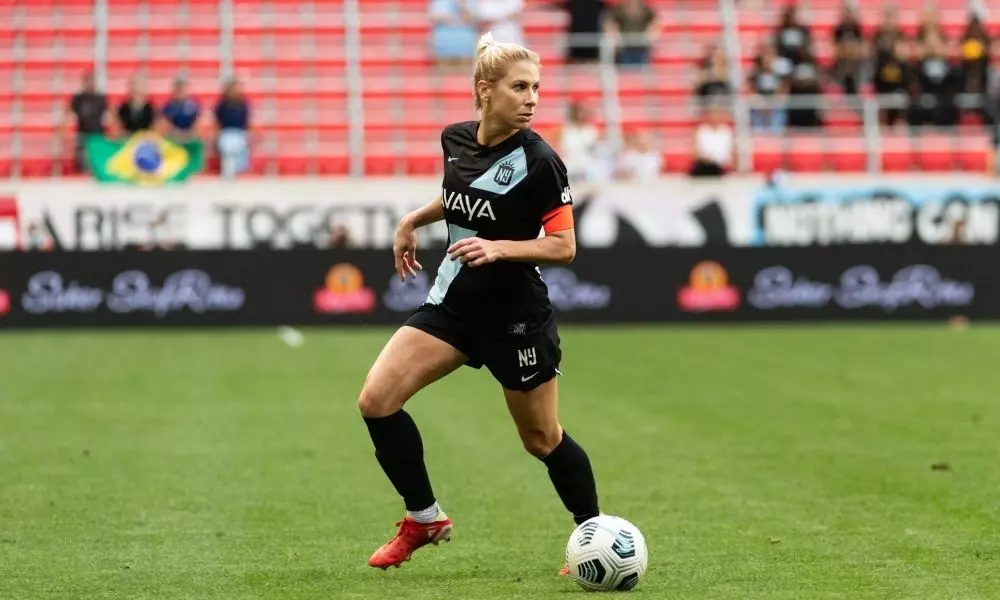 Jogadora do Gotham jogando uma partida da NWSL