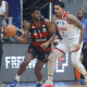 Gui Deodato e Márcio disputam bola durante final do NBB 2023/2024. Onde ver ao vivo