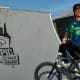 Na imagem, Gustavo Bala Loka comemorando seu desempenho e a classificação para a disputa dos Jogos Olímpicos de Paris-2024 no Ciclismo BMX Freestyle