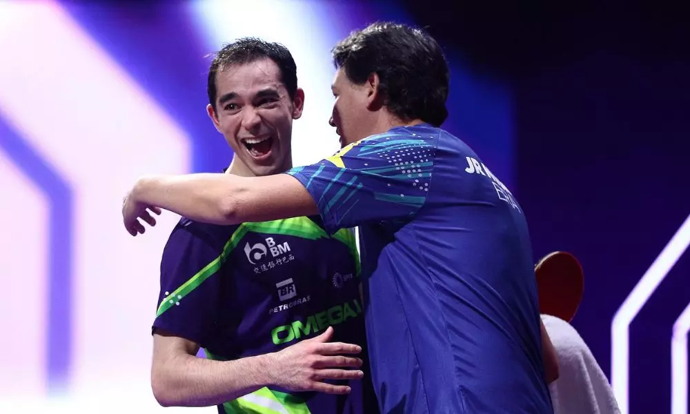 Hugo Calderano vence Liang Jingkun no WTT Champions Chongqing