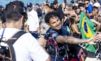 Na imagem, Ítalo Ferreira comemorando ao sair da bateria.