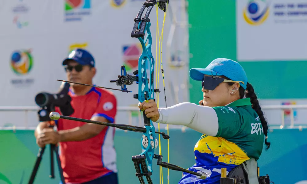 Jane Karla Gogel durante disputa da Copa Europeia de Nove Mesto de tiro com arco paralímpico