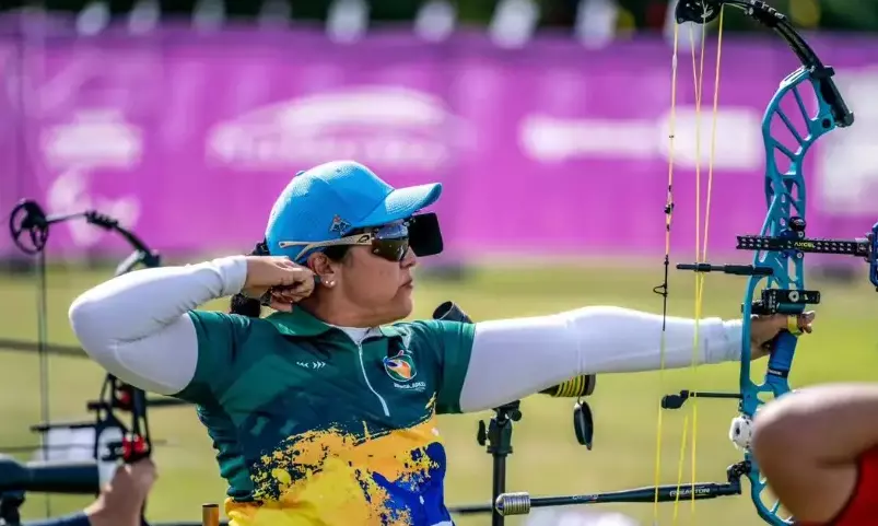 Na imagem, Jane Karla disparando uma flecha na competição de duplas mistas.