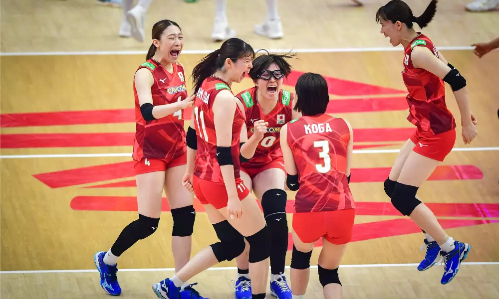 Jogadoras do Japão comemoram vitória no set sobre o Brasil na VNL 2024