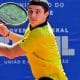 Na imagem, João Schiessl rebatendo a bola com backhand.