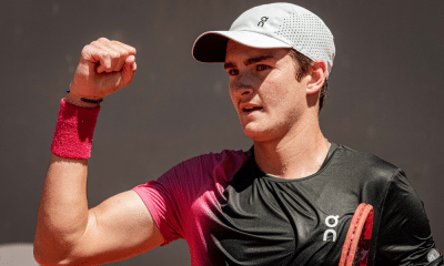 João Fonseca vibra erguendo o punho após vitória no Challenger de Surbiton, na grama