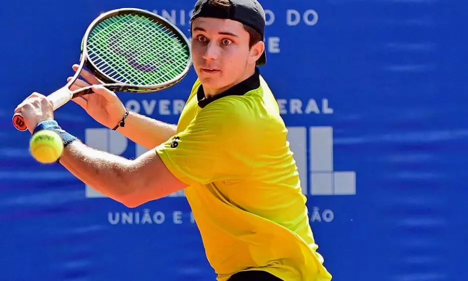 Na imagem, João Schiessl rebatendo a bola com backhand.