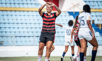 Jogadora do Flamengo celebrando gol no Brasileirão Feminino sub-20