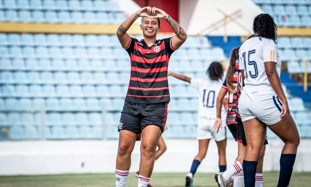 Jogadora do Flamengo celebrando gol no Brasileirão Feminino sub-20