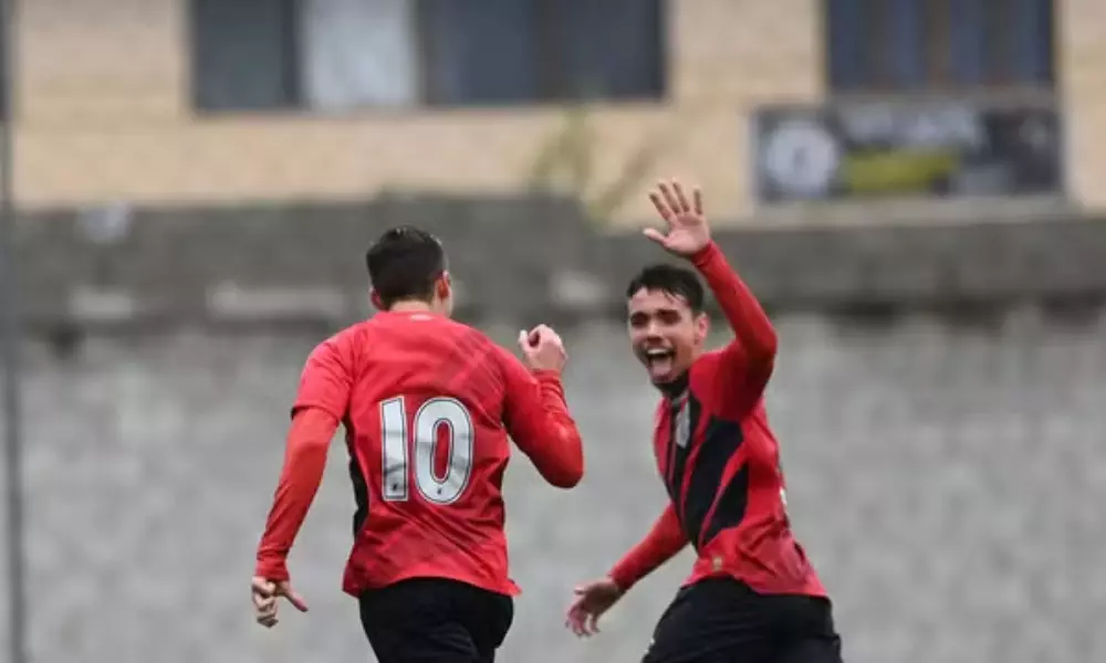 Jogadores do Athletico comemorando um gol no Brasileiro sub-20