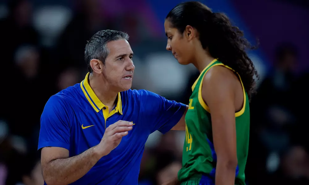José Neto conversa com jogadora na seleção brasileira de basquete feminino