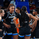 Kamilla Cardoso em jogo do Chicago Sky pela WNBA
