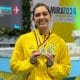 Na imagem, Laila Grimaldi mostrando uma das medalhas que conquistou na Colômbia.