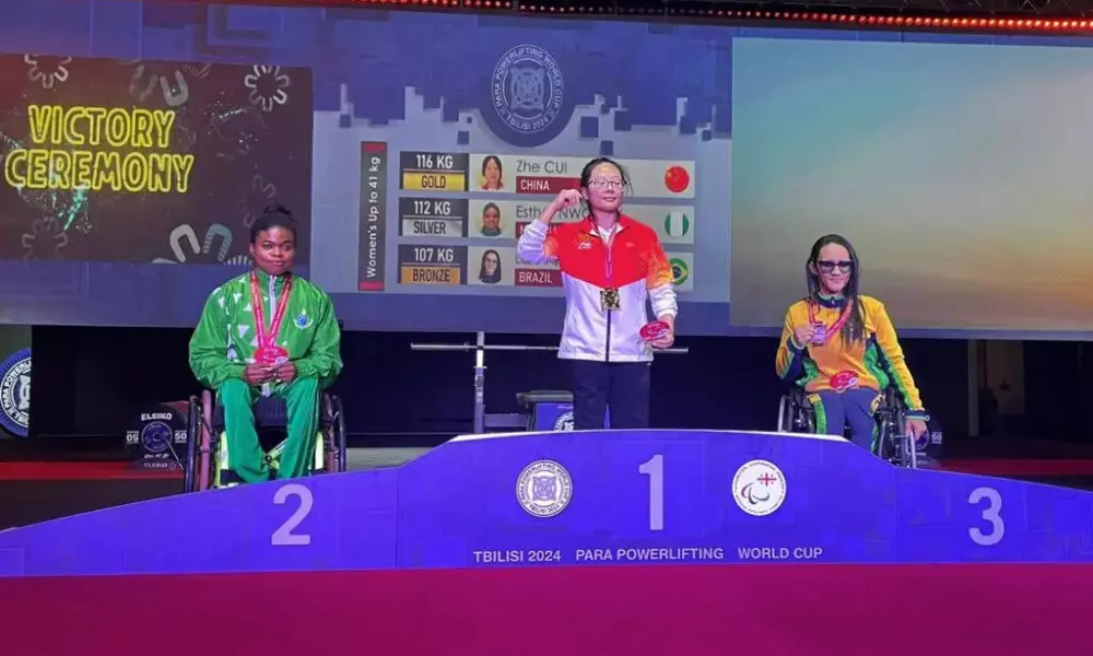 Lara Lima no pódio da Copa do Mundo de Tbilisi de halterofilismo