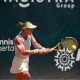 Laura Pigossi faz movimento de backhand no W75 de Caserta