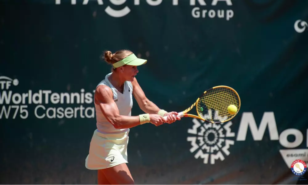 Laura Pigossi faz movimento de backhand no W75 de Caserta