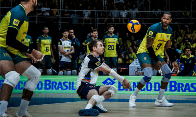 Thales recepciona bola, com Leal e Maurício Borges em segundo plano e reservas ao fundo; jogo da seleção brasileira de vôlei masculino contra a Itália na Liga das Naçoes, a VNL 2024