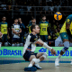 Thales recepciona bola, com Leal e Maurício Borges em segundo plano e reservas ao fundo; jogo da seleção brasileira de vôlei masculino contra a Itália na Liga das Naçoes, a VNL 2024