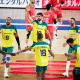 Leal e Lucão abraçam jogadores da seleção brasileira de vôlei masculino antes de duelo contra a Eslovênia na Liga das Nações