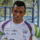 Leandro Viana olha para foto após pódio no Grand Prix de Paris de atletismo paralímpico, junto com Alex Felix de Souza