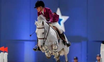 Na imagem, Luciana Diniz saltando o obstáculo com seu cavalo.