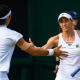 Luisa Stefani cumprimenta companheira em Wimbledon