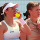 Luisa Stefani ao lado de Demi Schuurs durante partida do WTA 500 de Berlim