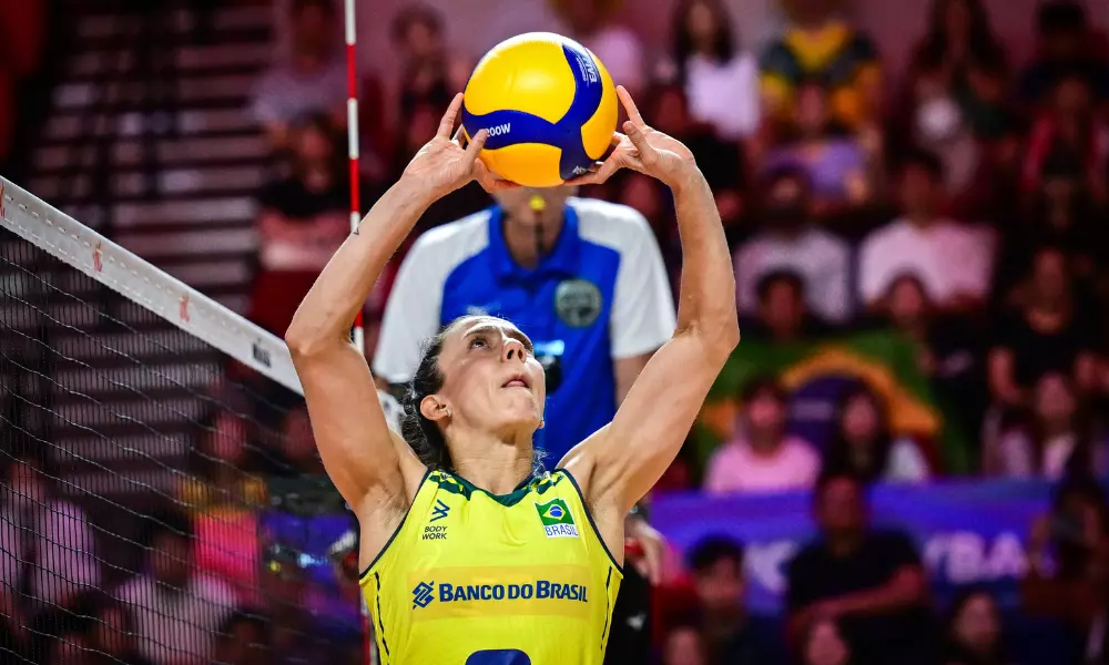 Macris levanta bola durante jogo contra a Alemanha pela VNL, levantadora, seleção, vôlei