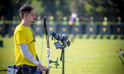 Na imagem, Marcus D'Almeida concentrado para lançar suas flechas.