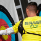 Matheus Ely retira flecha do centro do alvo na disputa por equipes da Copa do Mundo de tiro esportivo