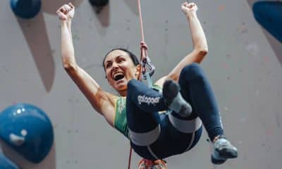 Na imagem, Marina Dias, representante brasileira da paraescalada, comemorando.