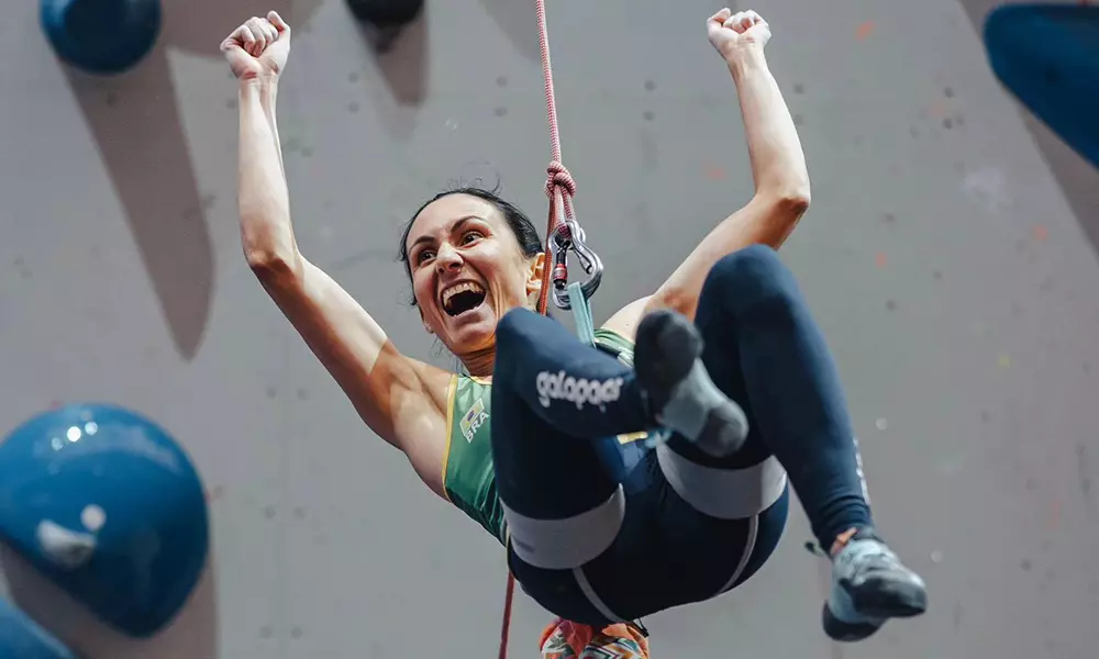 Na imagem, Marina Dias, representante brasileira da paraescalada, comemorando.