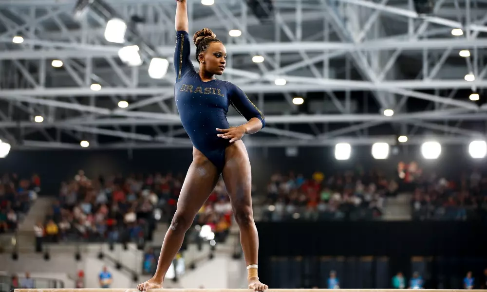 Rebeca Andrade se apresenta na trave no Troféu Brasil de ginástica artística
