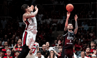 Santiago Scala, do Sesi Franca, faz arremesso contra o Flamengo na final do NBB