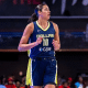 Stephanie Soares em jogo do Dallas Wings na WNBA