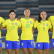 Jogadoras da seleção brasileira sub-20 de futebol feminino durante o hino nacional; elas conheceram adversárias do Brasil na Copa do Mundo SUb-20