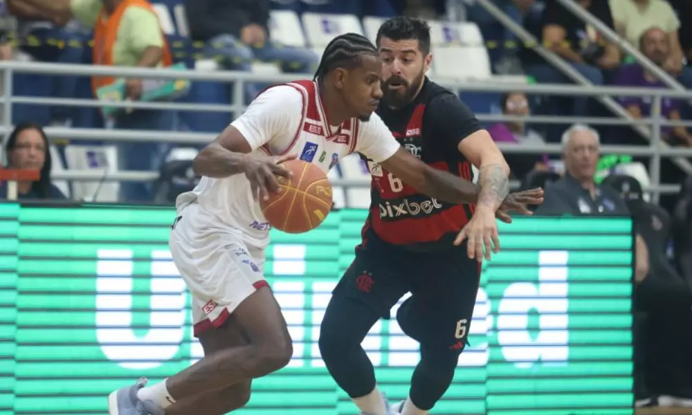 Jogadores do Sesi Franca e do Flamengo se enfrentam na final do NBB 2023/2024. Saiba onde assistir ao vivo