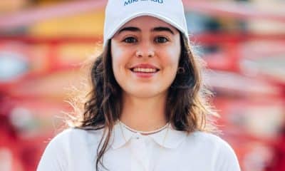 Ciclista Tota Magalhães pousa para foto com a roupa da Mirabaud, sua nova parceira