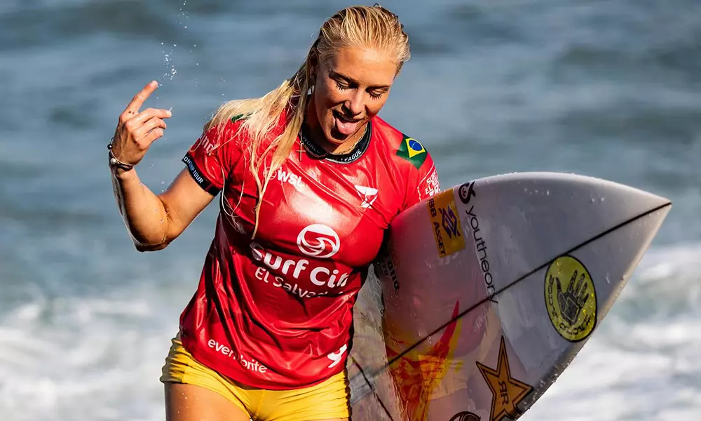Na imagem, Tati Weston-Webb comemorando após sua bateria.