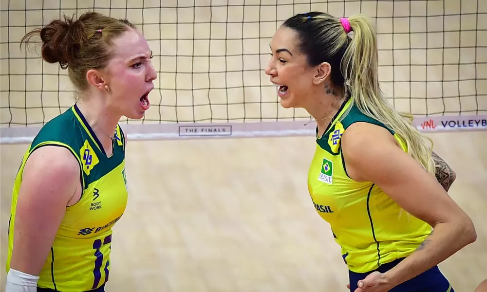 Thaisa e Júlia Bergmann vibram durante semifinal da VNL 2024