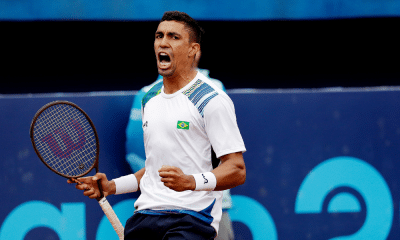 Thiago Monteiro vibra após medalha de bronze que assegurou vaga no tênis nos Jogos Olímpicos de Paris-2024