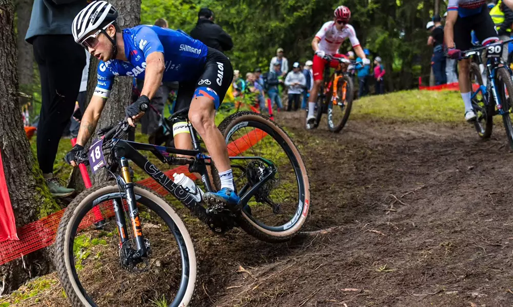 Na imagem, Ulan correndo com sua bicicleta morro abaixo.