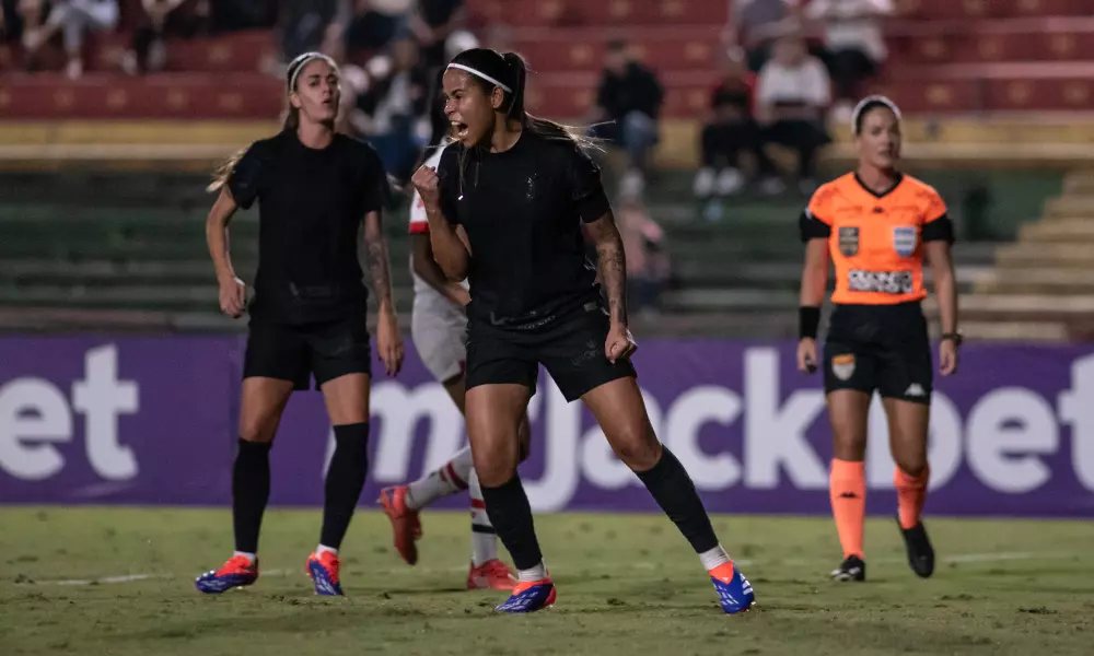 Vic Albuquerque após marcar seu centésimo gol em Corinthians x São Paulo - Paulistão Feminino