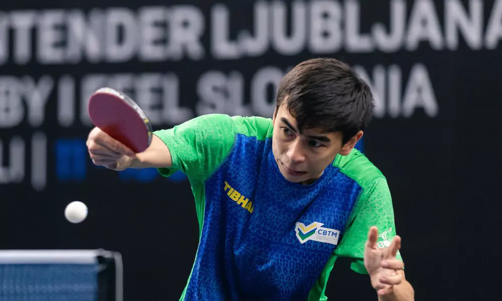 Vitor Ishiy em movimento de backhand no WTT Star Contender de Liubliana
