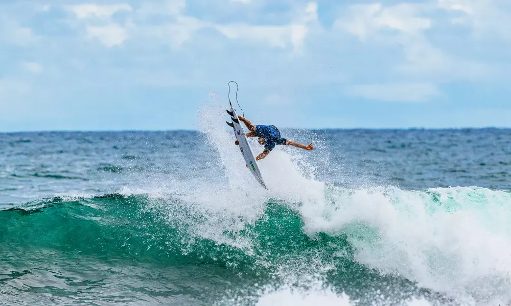 Yago Dora mandando aéreo na etapa de El Salvador da WSL