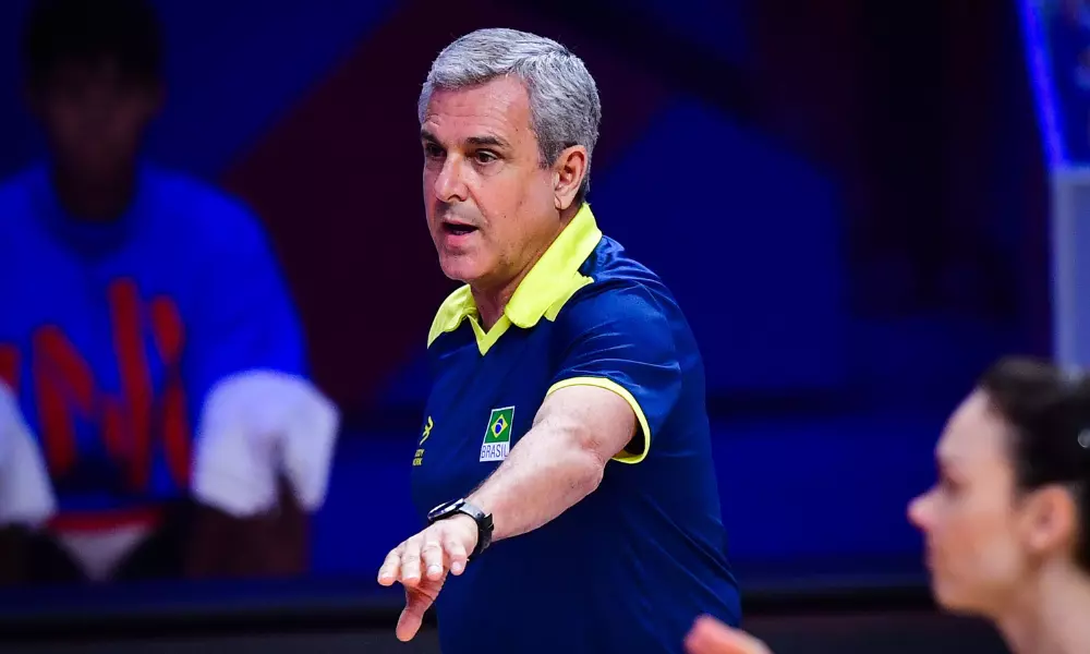 José Roberto Guimarães, técnico da seleção brasileira de vôlei feminino, em duelo contra a Tailândia na Liga das Nações, a VNL 2024