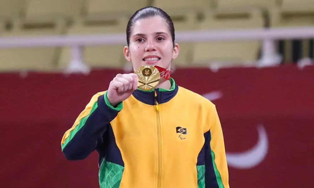 alana maldonado com a medalha de ouro de tóquio-2020
