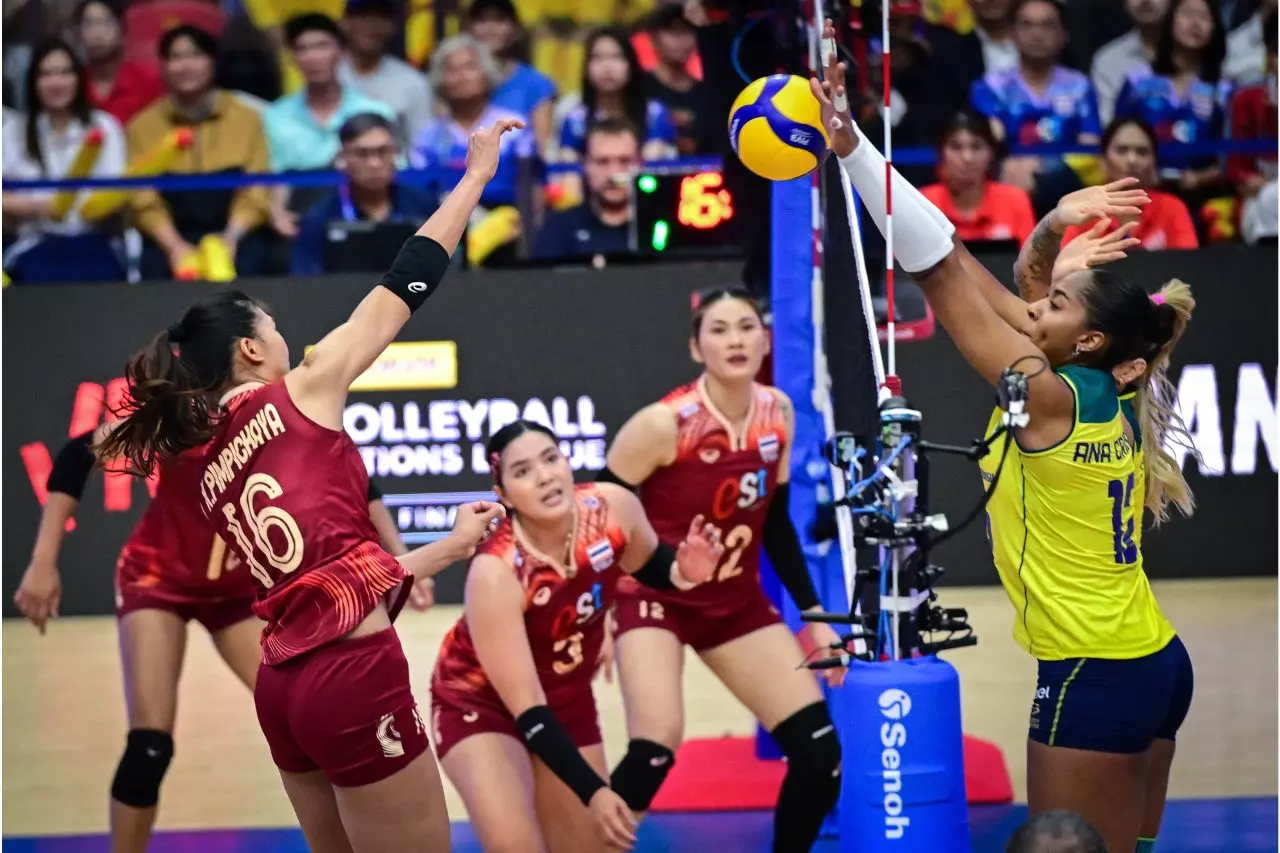 Ana Cristina no bloqueio contra a Tailândia na VNL 2024